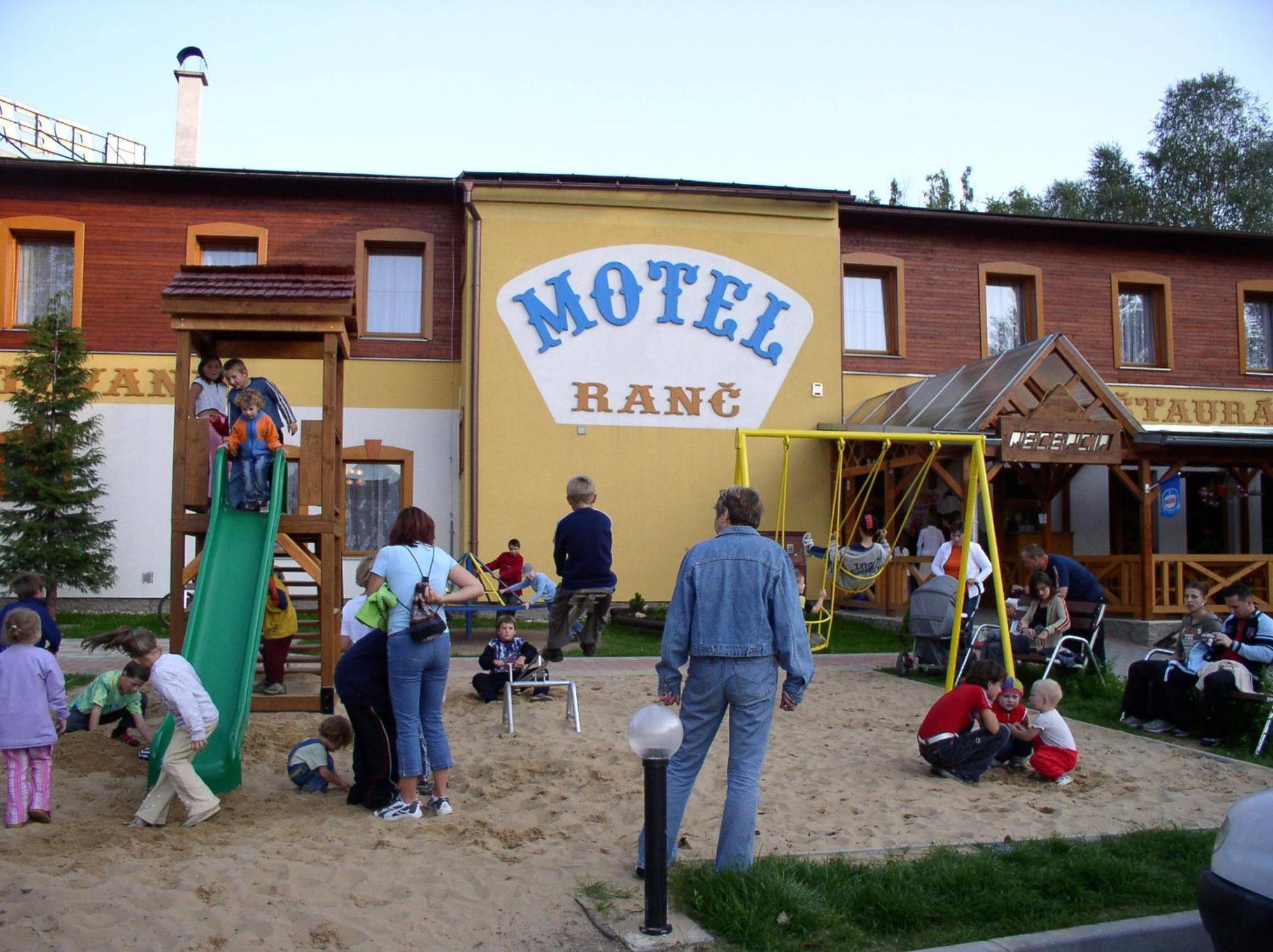 Motel Ranc Ружомберок Экстерьер фото